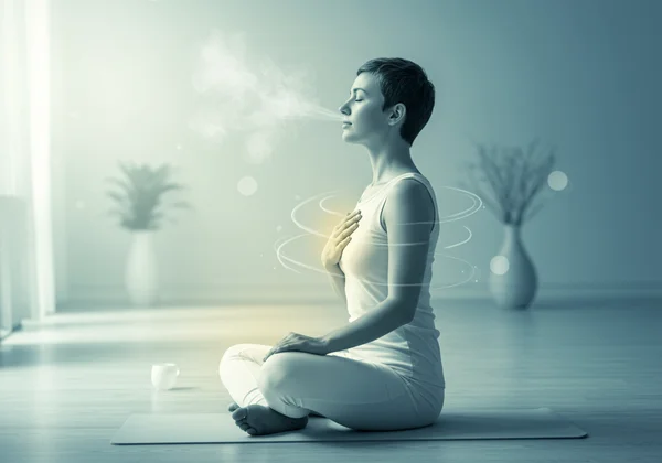 Persona practicando respiración consciente para aliviar la ansiedad.