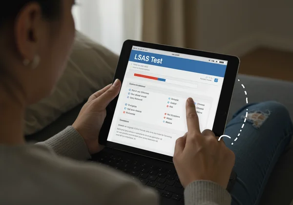 Persona che interagisce con un'interfaccia digitale del test LSAS.